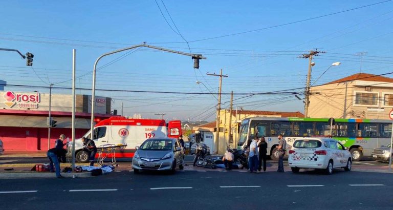 Motociclista avança sinal e provoca acidente triplo em avenida de Ribeirão