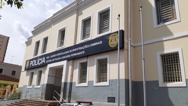 Morador em situação de rua surta, ataca policial com faca e acaba baleado no centro de Ribeirão