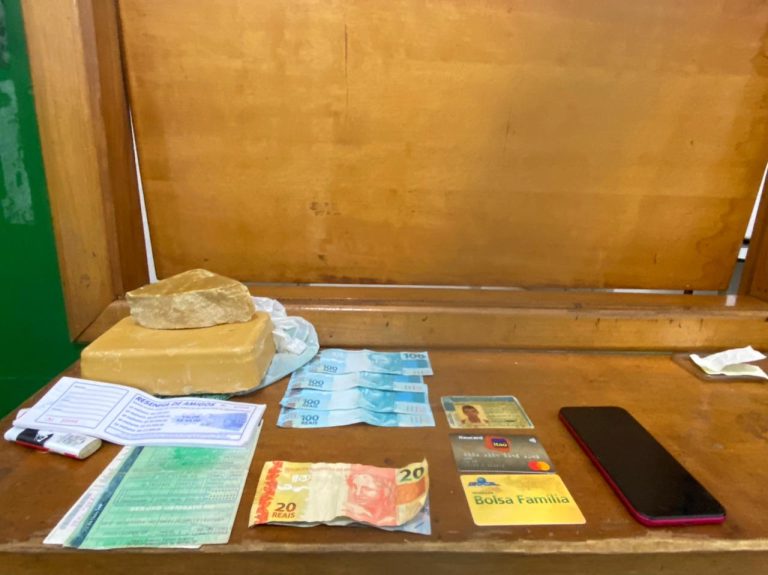 Polícia flagra casal com droga avaliada em R$9 mil durante corrida por aplicativo