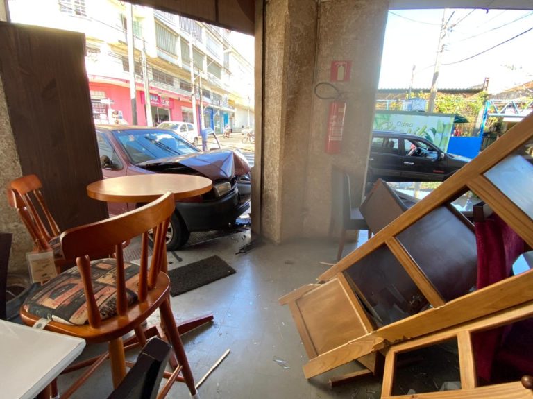 Carro derruba móveis de uma loja no Centro de Ribeirão