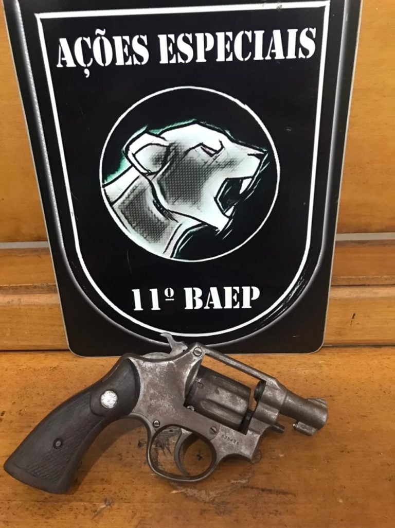 Polícia prende uma pessoa por porte ilegal de arma em Ribeirão