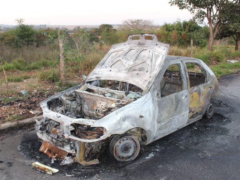 Carro pega fogo e fica completamente destruído em Matão