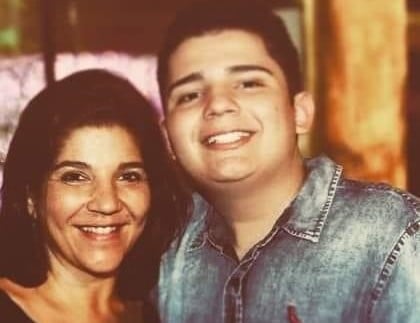 “Meu filho era um anjo que Deus permitiu estar na minha vida”, diz mãe de jovem que morreu após bater moto em árvore em Ribeirão