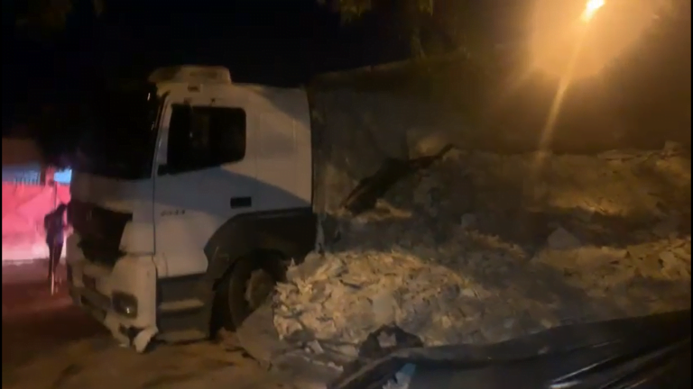 Vídeo | Caminhão com 30 toneladas de entulho tomba em avenida de Ribeirão