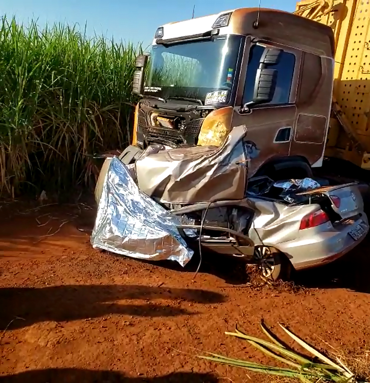 Mulher e duas crianças morrem em acidente entre carro e caminhão em estrada de Pontal