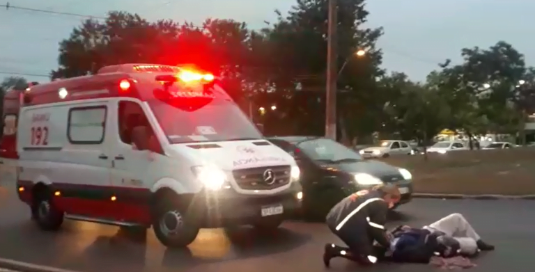 Mulher fica ferida após acidente entre carro e moto em avenida de Ribeirão