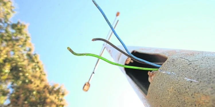 Após tentar furtar fios, suspeito toma choque e morre em Franca