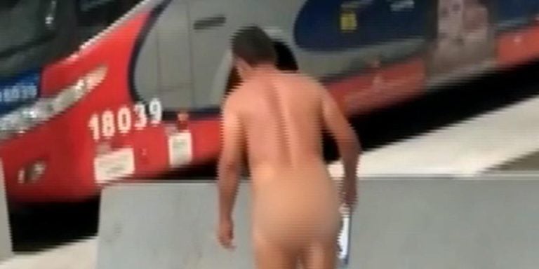 Pelado em Santos | Homem tenta andar nu em ônibus e leva pau