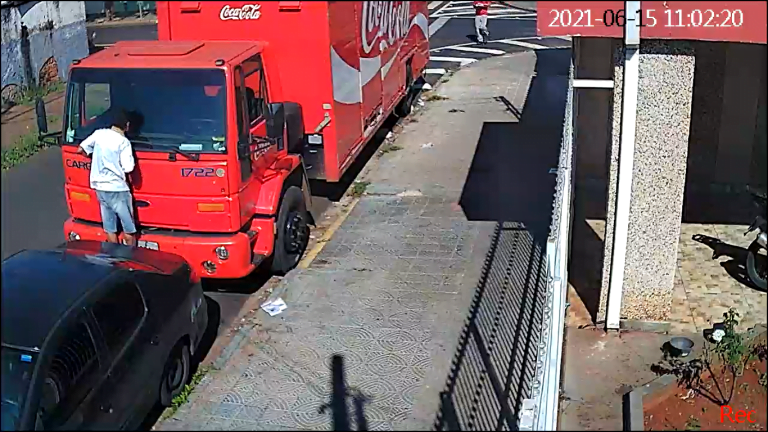 Vídeo | Ladrão furta celulares de entregadores da Coca-Cola no Campos Elíseos