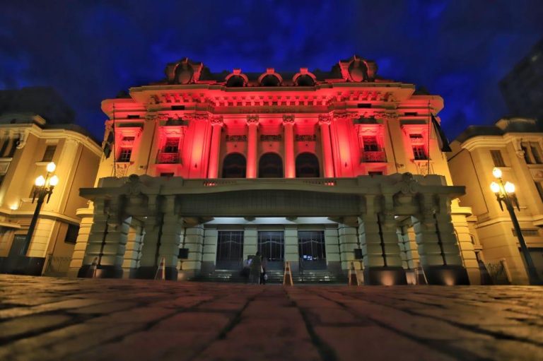 Theatro Pedro II é iluminado de vermelho para lembrar importância da doação de sangue