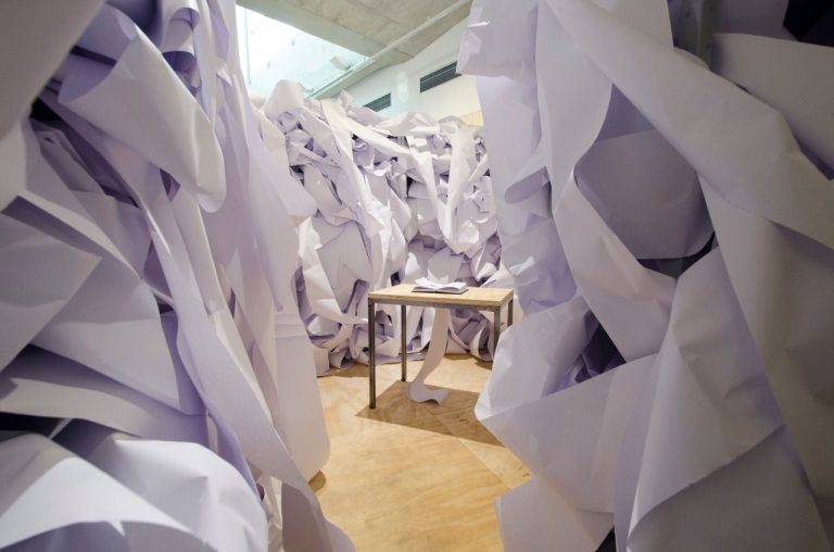 Instalação inédita de Jimson Vilela chega ao Museu de Arte de Ribeirão