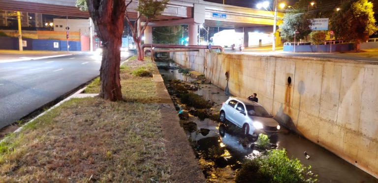 Carro vai parar dentro de córrego na Francisco Junqueira