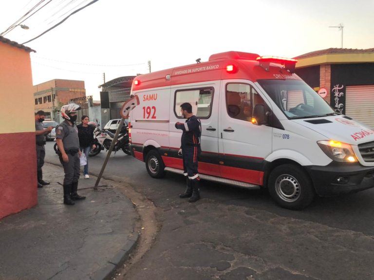 Caminhão desgovernado prensa homem contra parede em Ribeirão