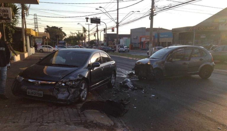Mulher perde controle de veículo e provoca acidente na Presidente Vargas