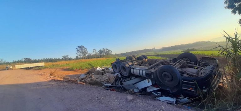 Motorista morre após tombar caminhão em Santa Rosa do Viterbo
