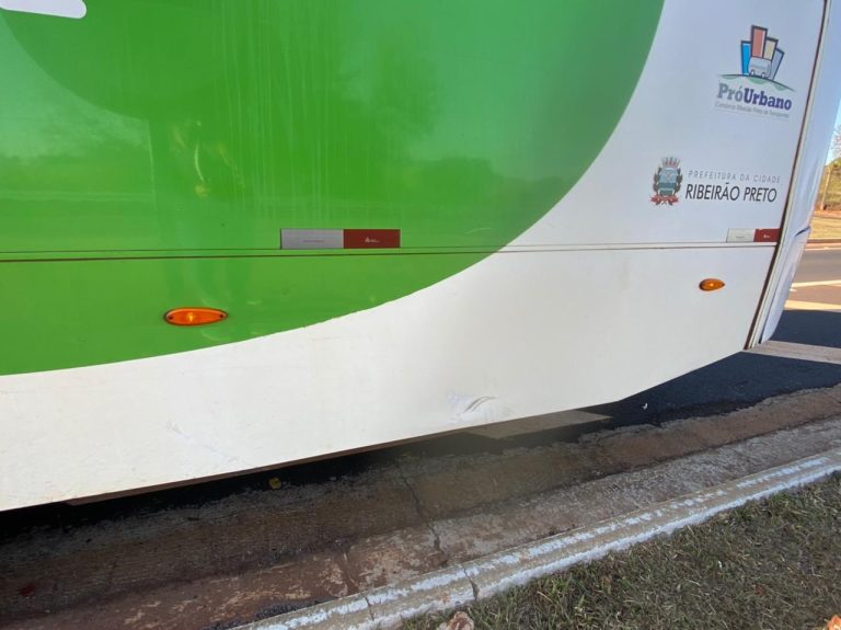 Garapeiro tem corpo queimado depois que ônibus colidiu com seu local de trabalho