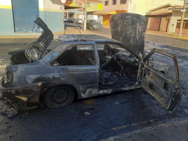 Vídeo | Carro pega fogo e fica destruído em Ribeirão