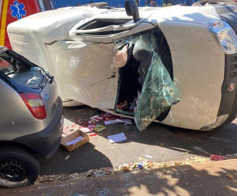Furgão capota e atinge outro veículo no Jardim Anhanguera