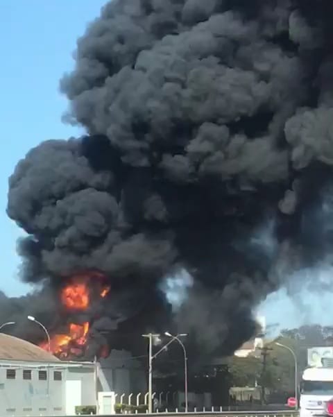 Incêndio atinge empresa de Isopor em Cravinhos