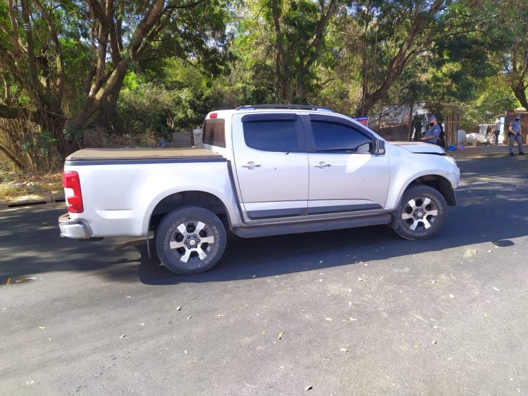 Vídeo | Criminoso rouba caminhonete e tenta atropelar policiais em Matão