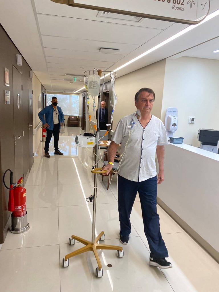 Bolsonaro publica foto caminhando pelo hospital e afirma: “Em breve de volta a campo”