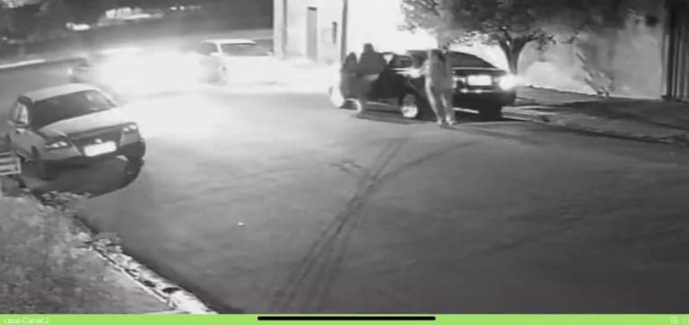 Vídeo| Armado, homem rouba carro em Cravinhos