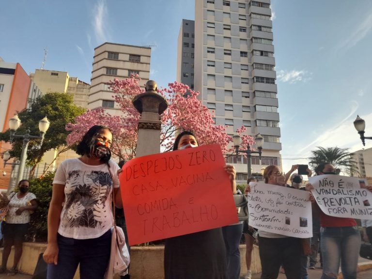 Manifestantes se reúnem em frente à Prefeitura