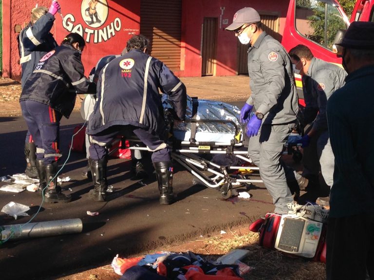 Jovem sofre traumatismo craniano após colidir com caminhão estacionado