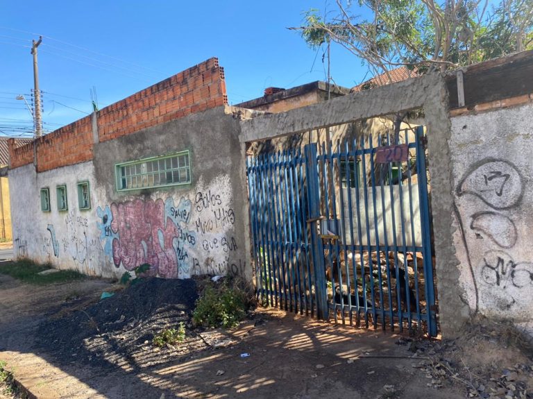Moradora denuncia cães em situação de abandono em prédio com emblema da Uipa