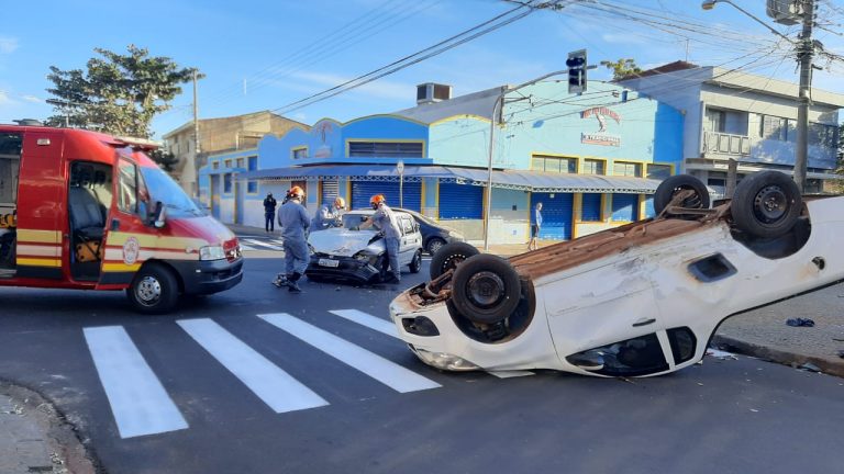 Semáforo apagado provoca acidente no Campos Elíseos