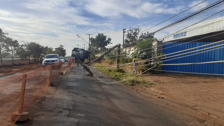 Caminhoneiro derruba poste e provoca interdição em avenida de Ribeirão