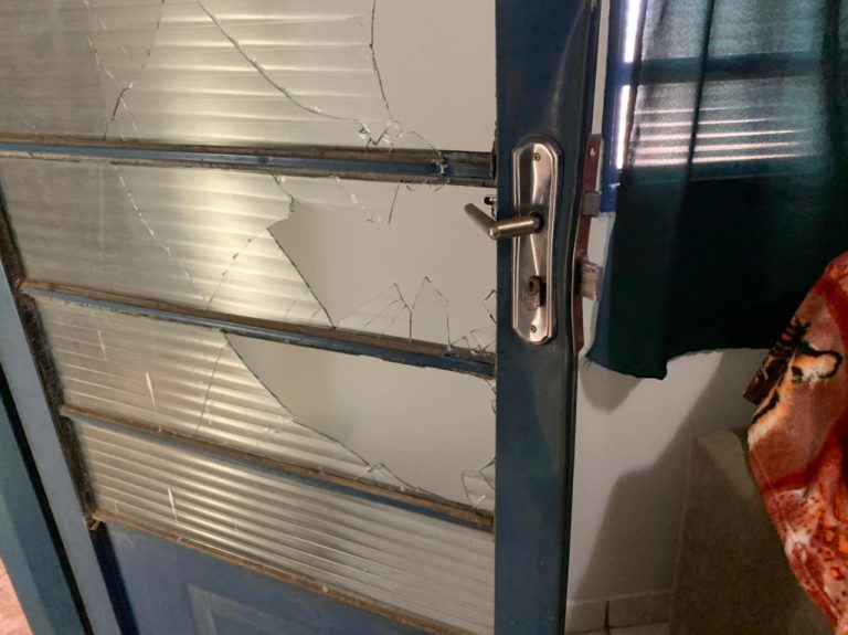 Vídeo | Homens são flagrados furtando residência e um dos suspeito machuca o pé durante a ação