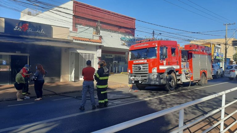 Fritadeira ligada a tomada causa incêndio em restaurante japonês em Ribeirão