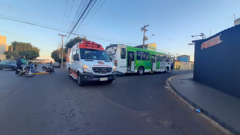 Motociclista fica ferido após colidir com ônibus em Ribeirão Preto