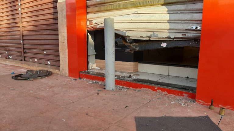 Bandidos furtam loja de celulares e deixam prejuízo de R$4 mil em Ribeirão