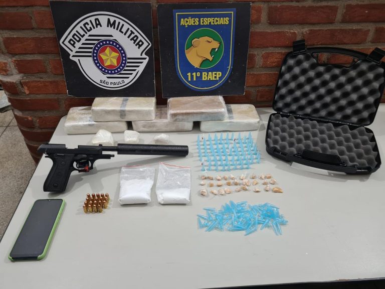 Vídeo | Homem é preso após ser flagrado com drogas escondidas em casa em Ribeirão