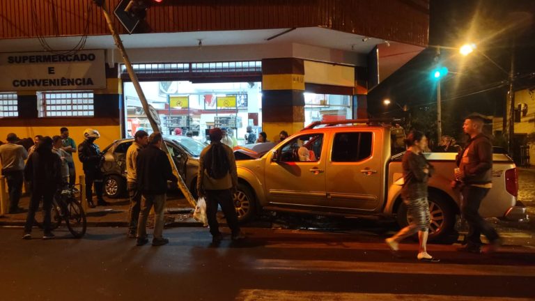 Após colisão, carro invade supermercado na Vila Tibério