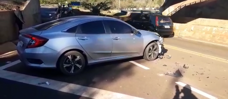 Vídeo | Motorista colide em micro-ônibus no Anel Viário Sul de Ribeirão