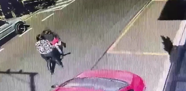 Vídeo | Mulher reage a assalto e luta com bandido em Franca