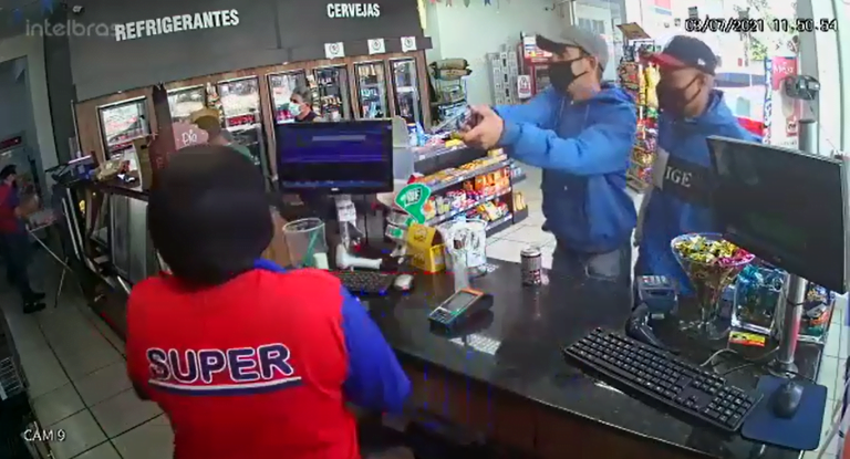 Vídeo | Bandidos assaltam posto de combustível em Ribeirão