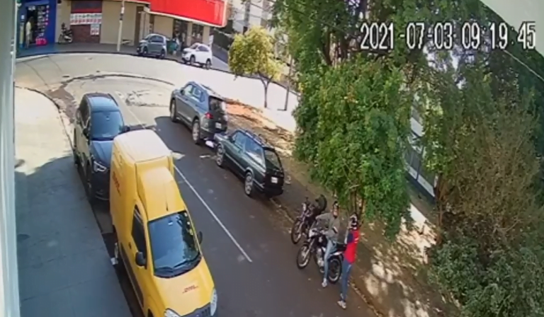 Vídeo | Bandido tenta assaltar corrente de ouro e leva surra da vítima