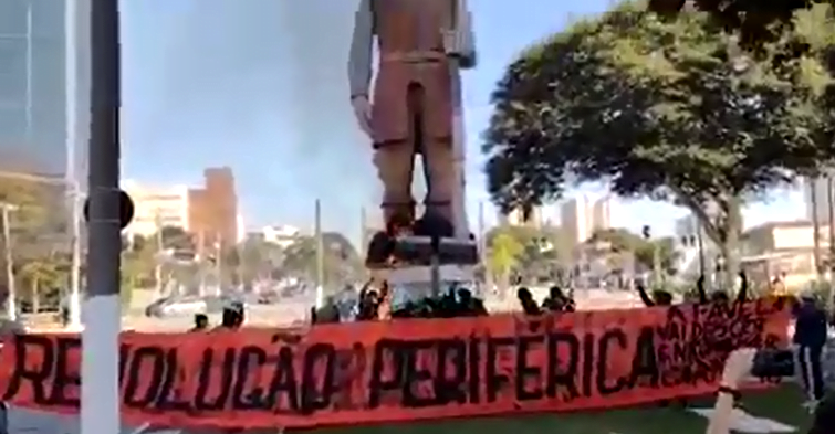 Vídeo | Manifestantes incendeiam estátua do bandeirante Borba Gato em SP