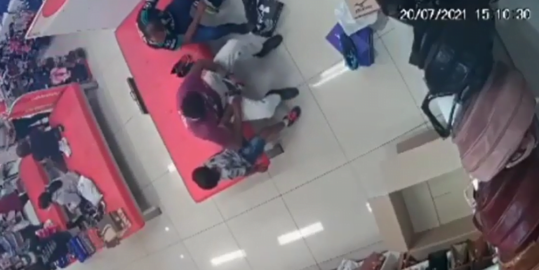 Vídeo | Homens usam criança para furtar loja de calçados em Franca