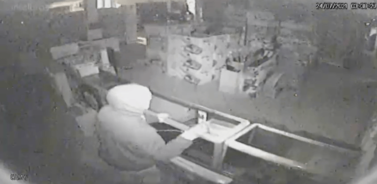 Vídeo | Homens furtam loja de brinquedos em Ribeirão