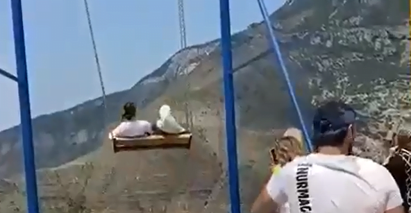 Vídeo | Jovens caem de balanço em cânion de 2 mil metros e sobrevivem