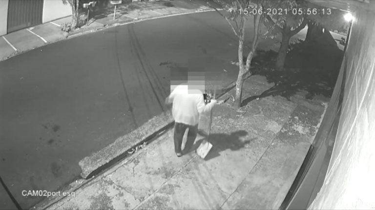 Imagens fortes | Homem é flagrado matando gato com pá em São Joaquim da Barra