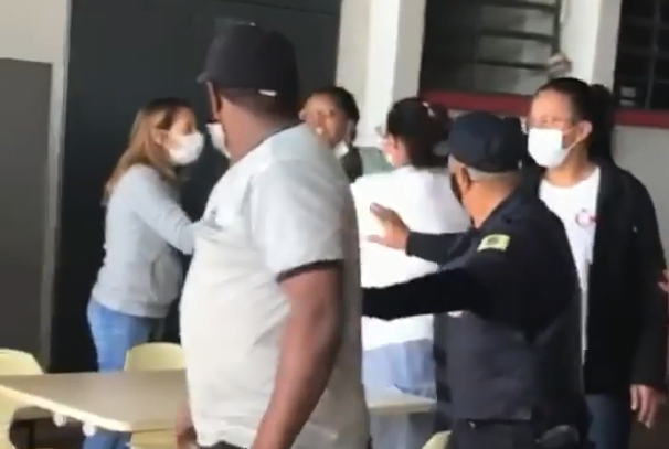 Vídeo | Homem ataca funcionária com palavras racistas durante vacinação em Sertãozinho