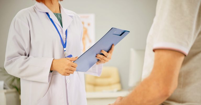 Jovem espera por consulta há quatro meses em rede pública de saúde no interior de SP