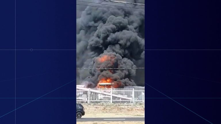 Vídeo | Depósito de veículos pega fogo e para o trânsito na zona Leste de Ribeirão