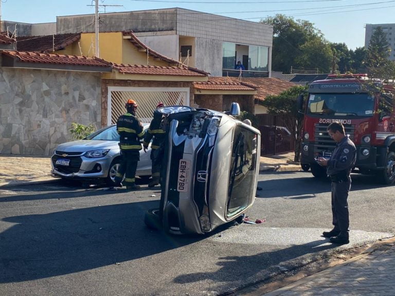 Idosa se distrai, bate e capota carro em Ribeirão